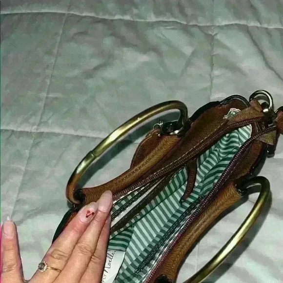 Chic Brown Leather Handbag with Gold Accents - Picture 3 of 5